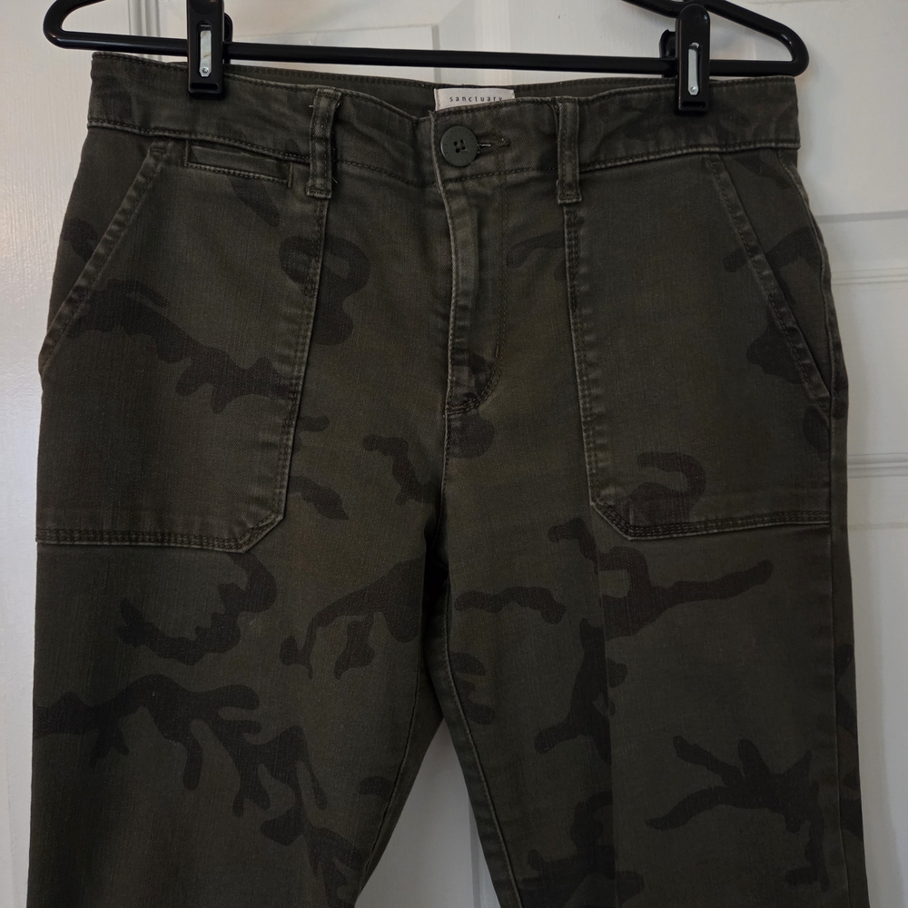 Sanctuary Women's Olive Camouflage Cropped Pants Sz 27 Inseam 28in